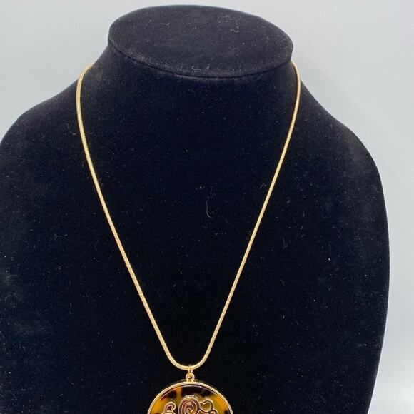 New Fashion Jewelry Tortoiseshell Disk Pendant Monogrammed Letter E Necklace - Picture 3 of 7